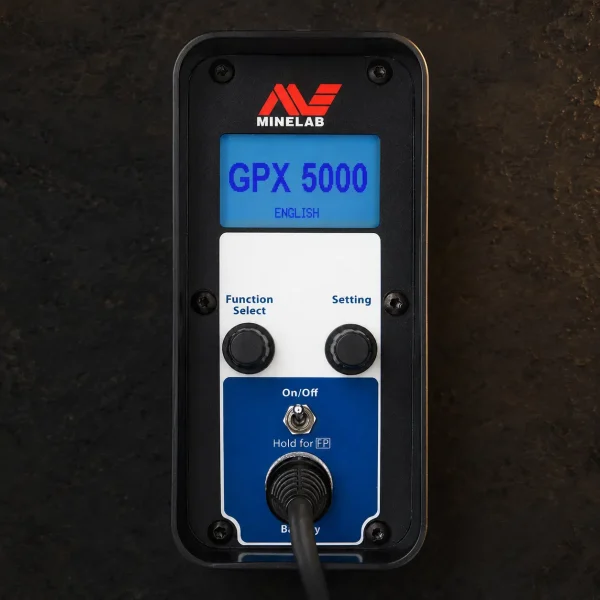 نمای نزدیک پنل کنترل فلزیاب GPX 5000 مینلب